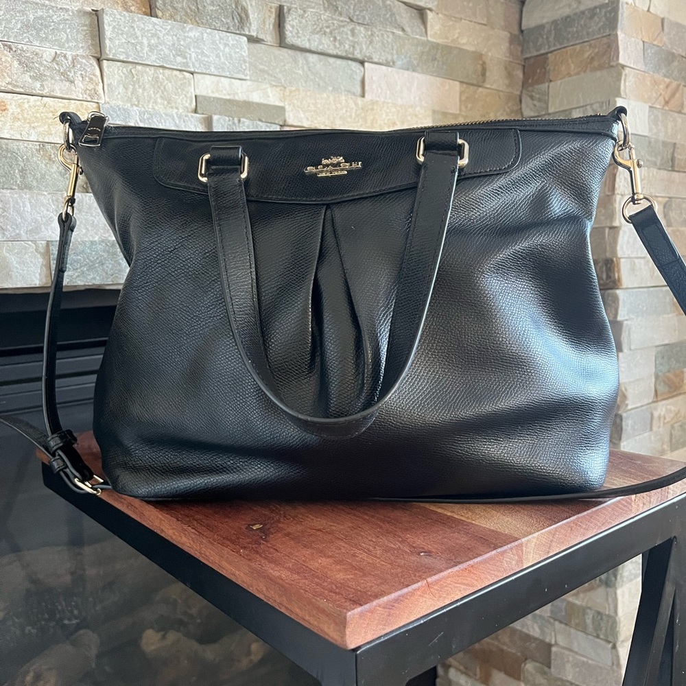 Coach Black Leather Tote Bag – Classic & Spacious